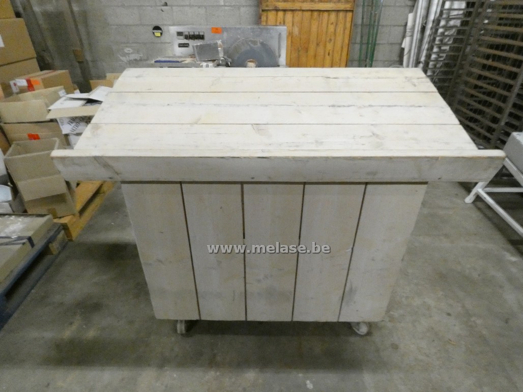 Houten presentatietoog op wielen