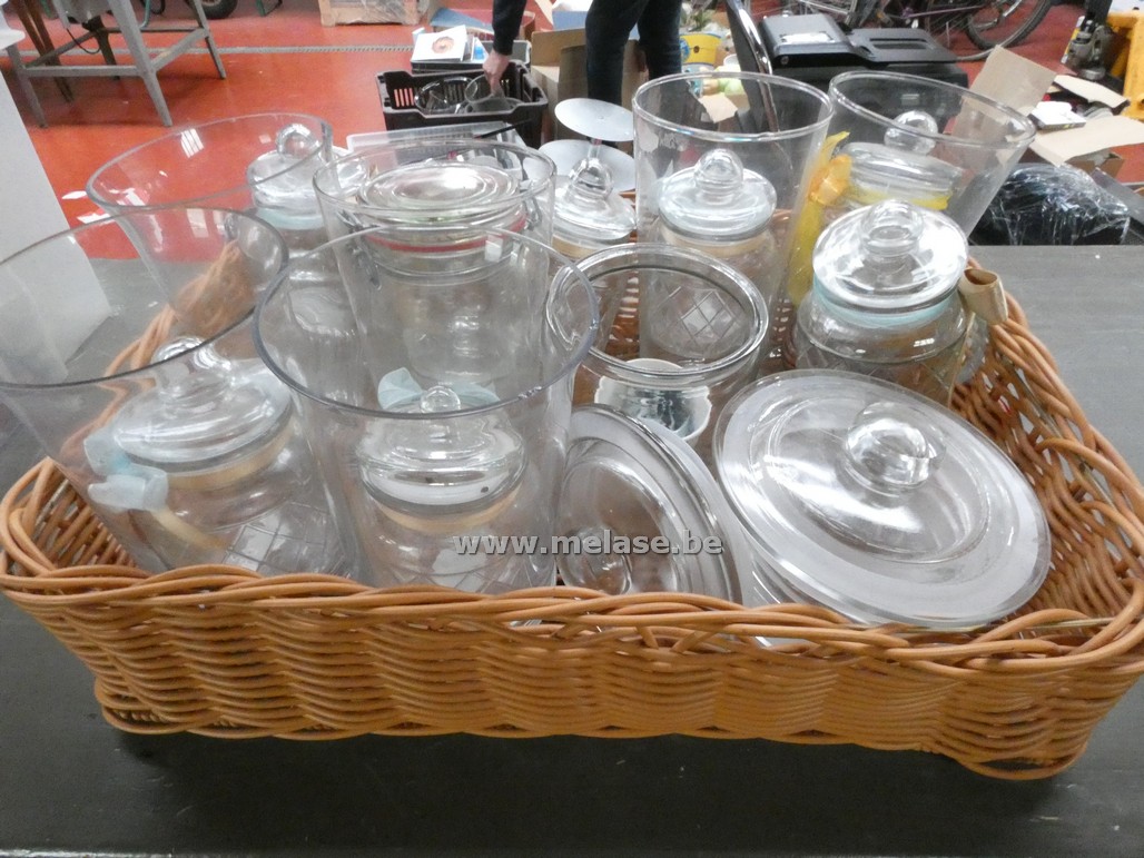 Mand met glaswerk