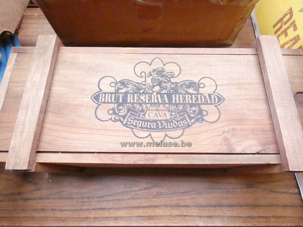 Fles drank in houten bakje