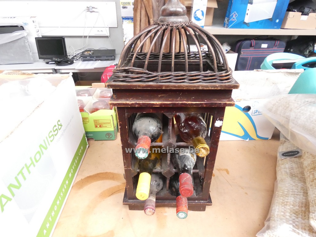 Houten rekje met wijn