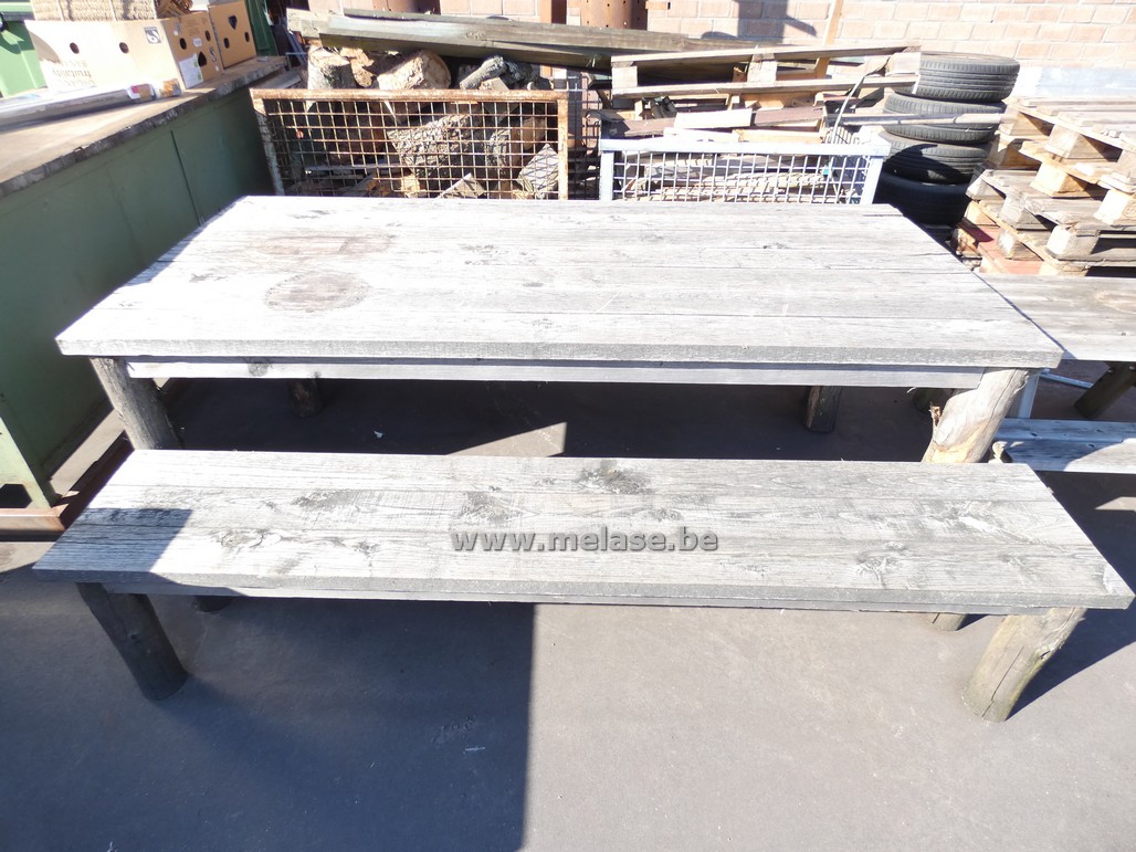Tuintafel + 2 banken "hout"
