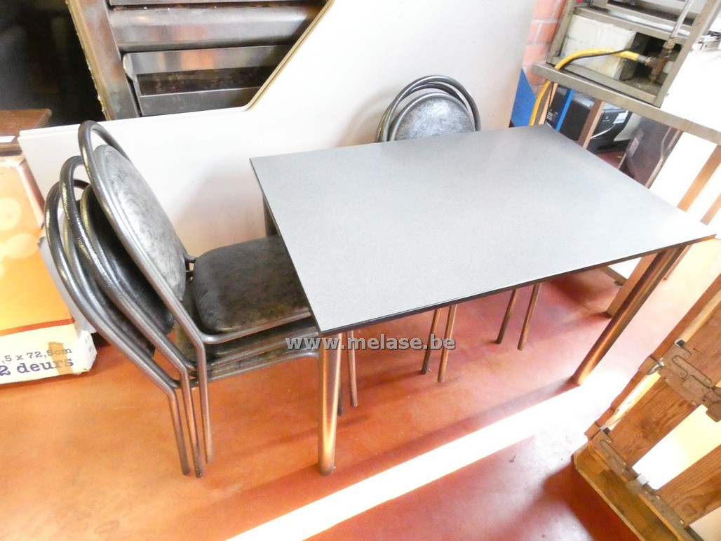 Keukentafel + 5 stoelen