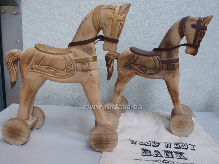 Houten paardjes op wielen