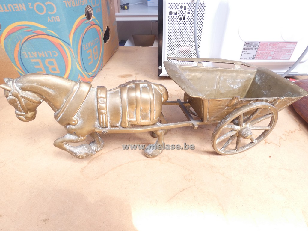 Paard met kar "brons"