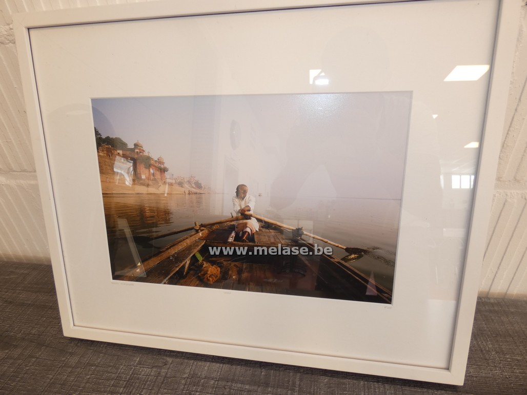 Prent "man in houten roeiboot"