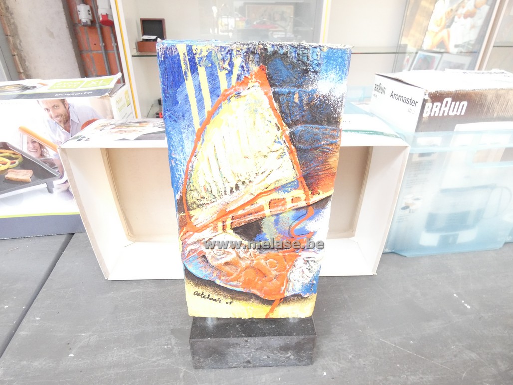 Kunstwerk op marmer voet