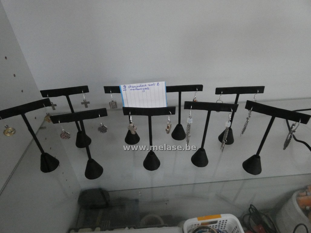 Staanders met oorhangers