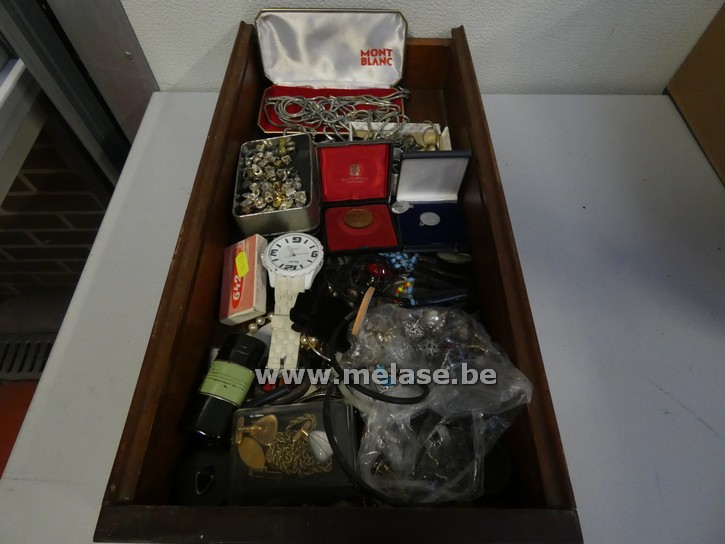 Houten bakje "met sierraden"