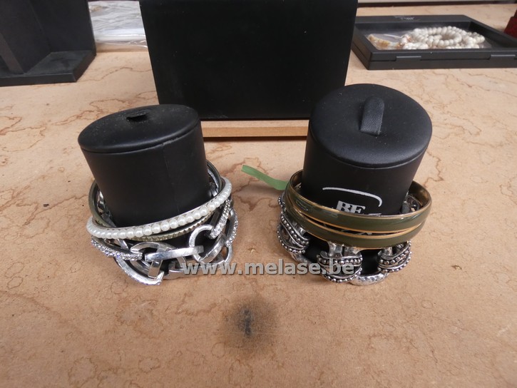 Armbanden "op presentatiestaanders"