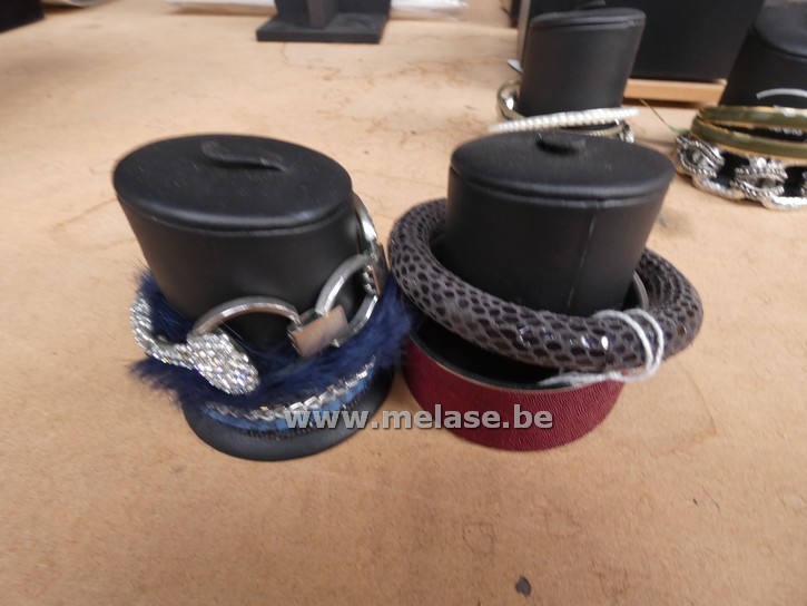 Armbanden "op presentatiestaanders"