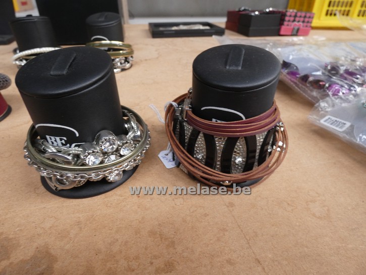 Armbanden "op presentatiestaanders"