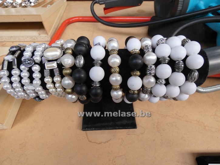 Armbanden "op presentatiestaander"