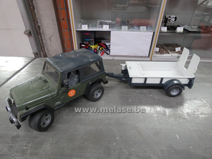 Jeep met aanhangwagen "Bruder"