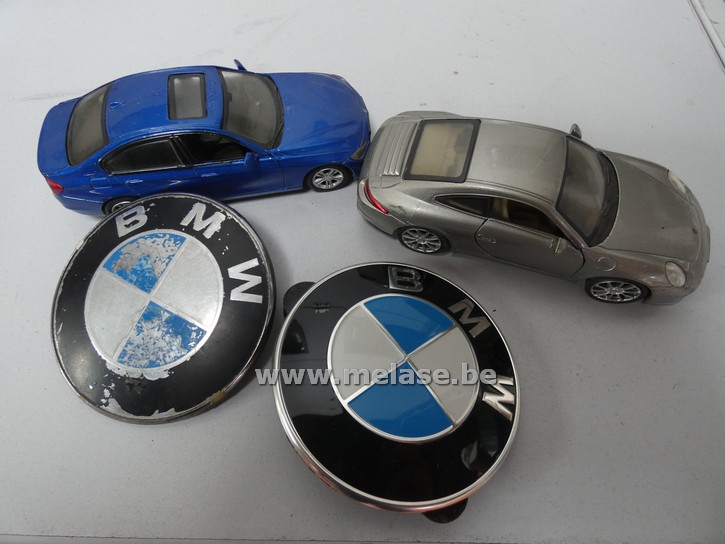 Miniatuurauto's + BMW emblemen
