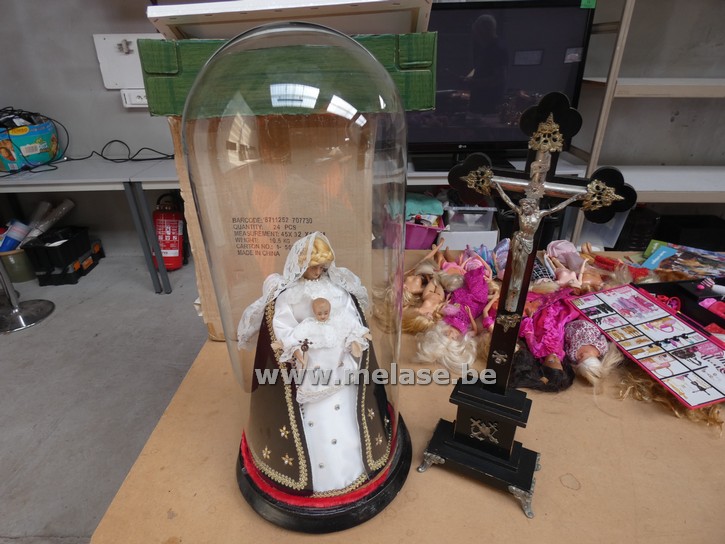 Madonna onder stolp