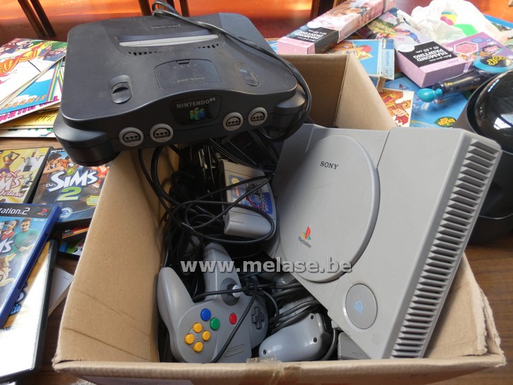 Spelcomputers "Nintendo 64 en Playstation 1"
