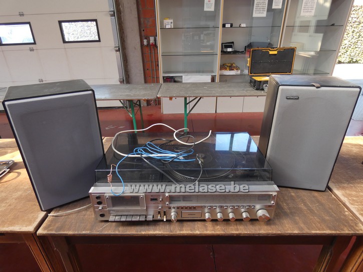Stereo met platenspeler "Hitachi"