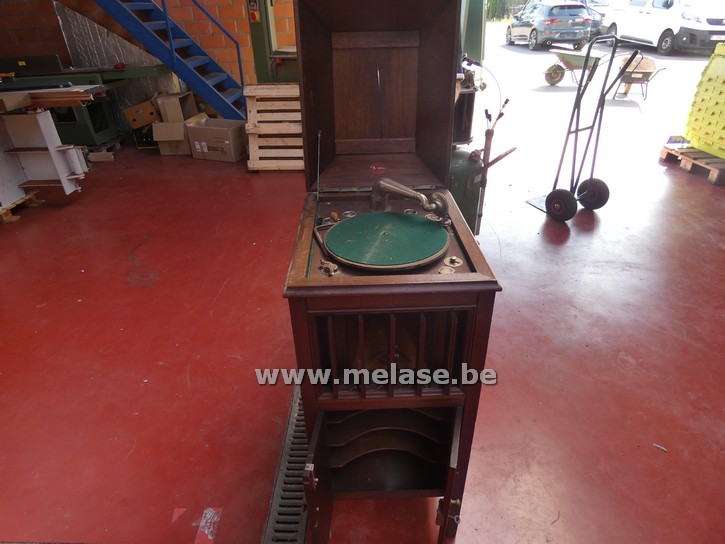 Oudtijdse platenspeler in meubel
