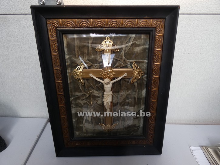 Antiek kruisbeeld achter bol glas