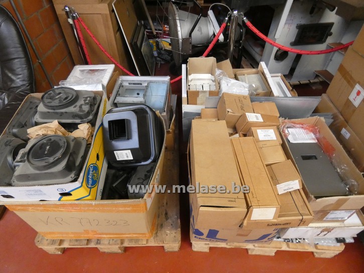 2 Paletten verlichtingsmateriaal