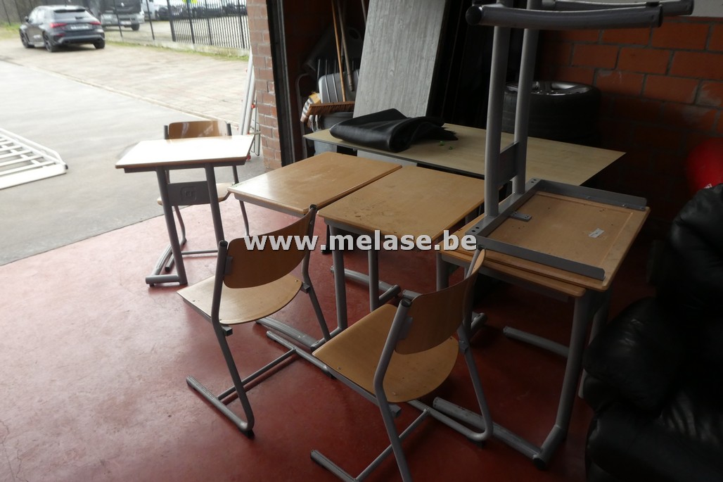 Lessenaars en stoelen