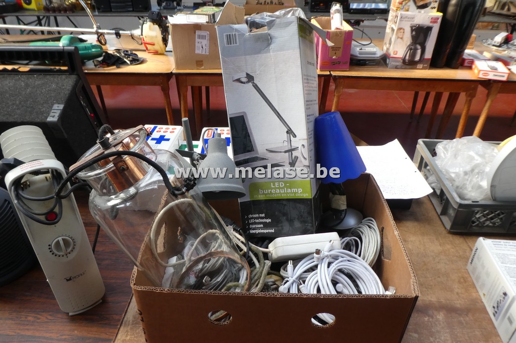 Doos diverse kabels en verlichting