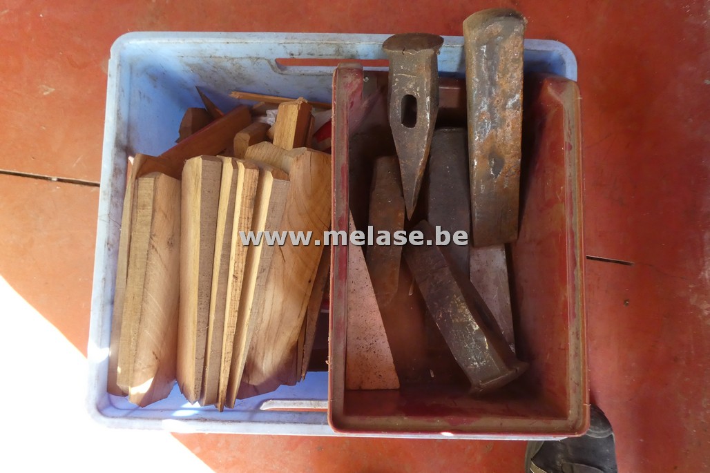 Metalen en houten wiggen