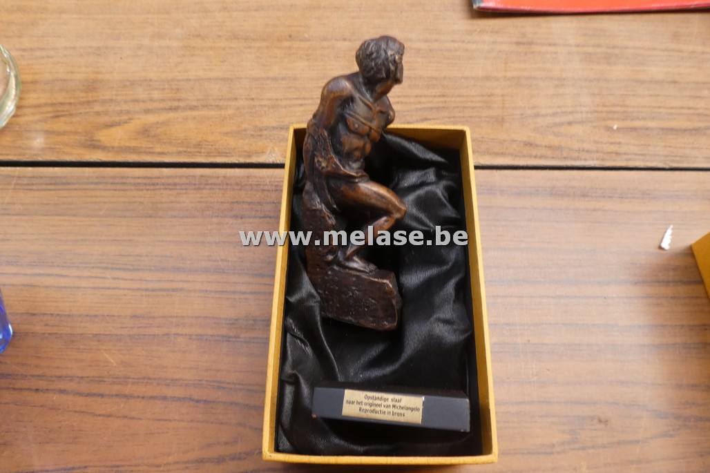 Bronzen beeldje "Opstandige slaaf"