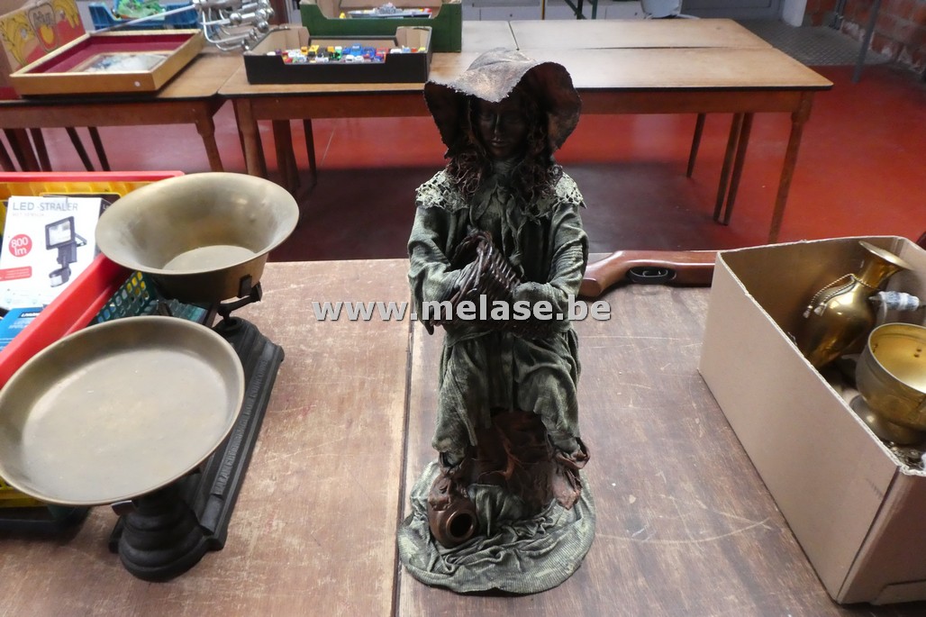Beeld "dame met mand"