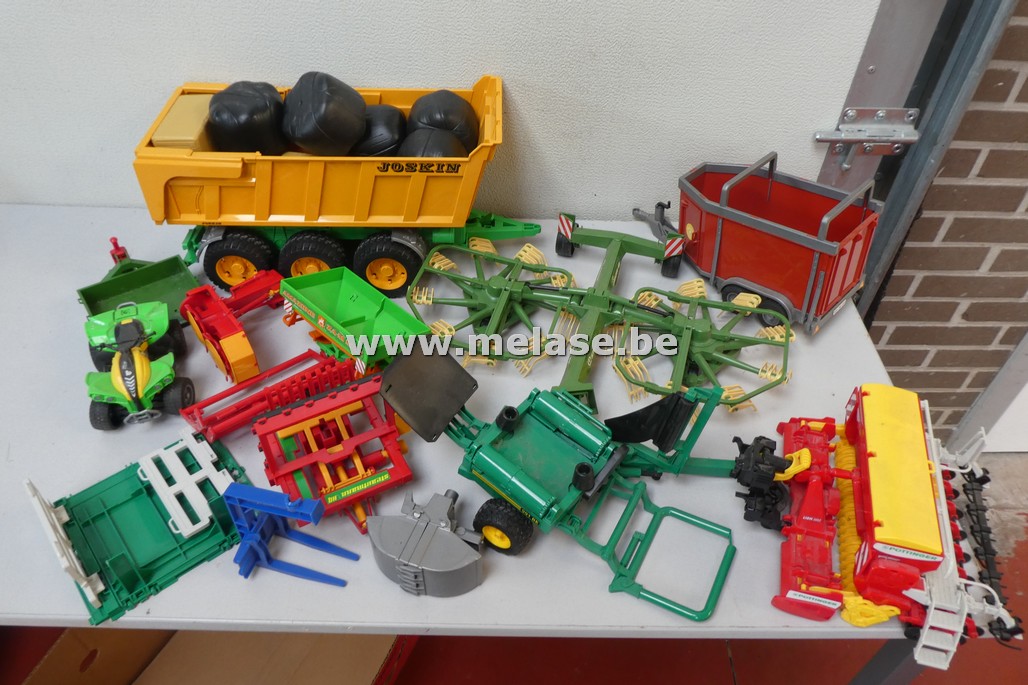 Diverse aanhangers en toebehoren voor miniatuurtractors