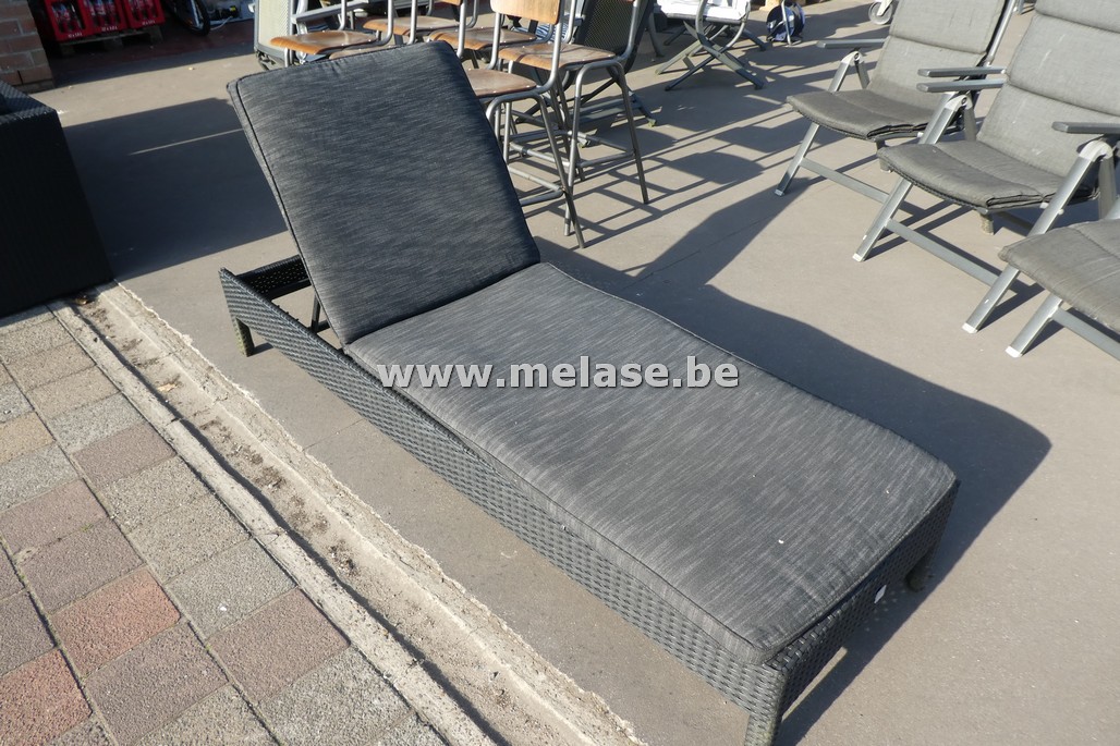 Ligbed met kussen
