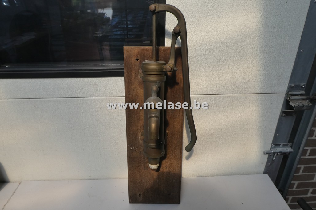 Koperen handwaterpomp