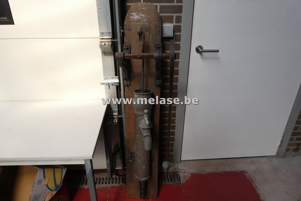 Koperen handwaterpomp
