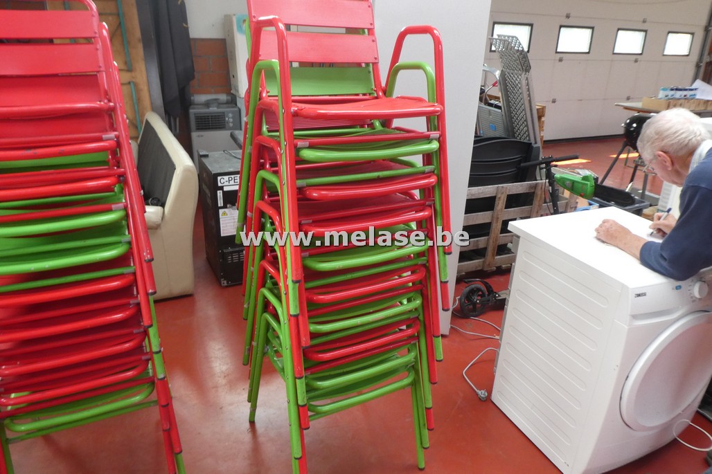 Metalen tuinstoelen "rood en groen"