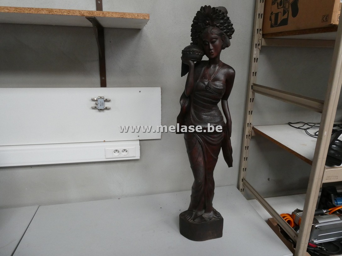 Houten beeld "dame"