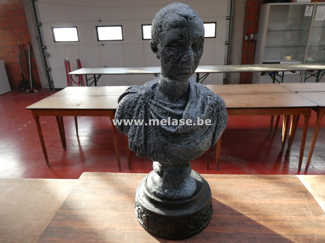 Borstbeeld op voet "Romeinse man"