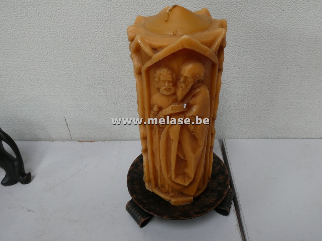 Antieke kaars op voet