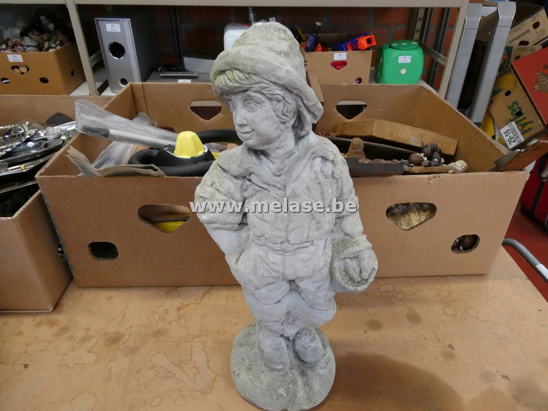 Betonnen tuinbeeld "Dame met bloemen"