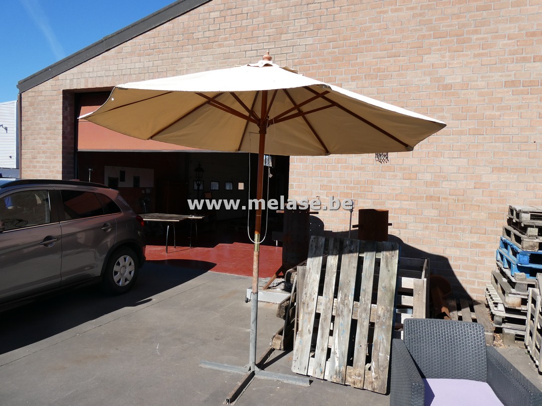 Parasol met voet