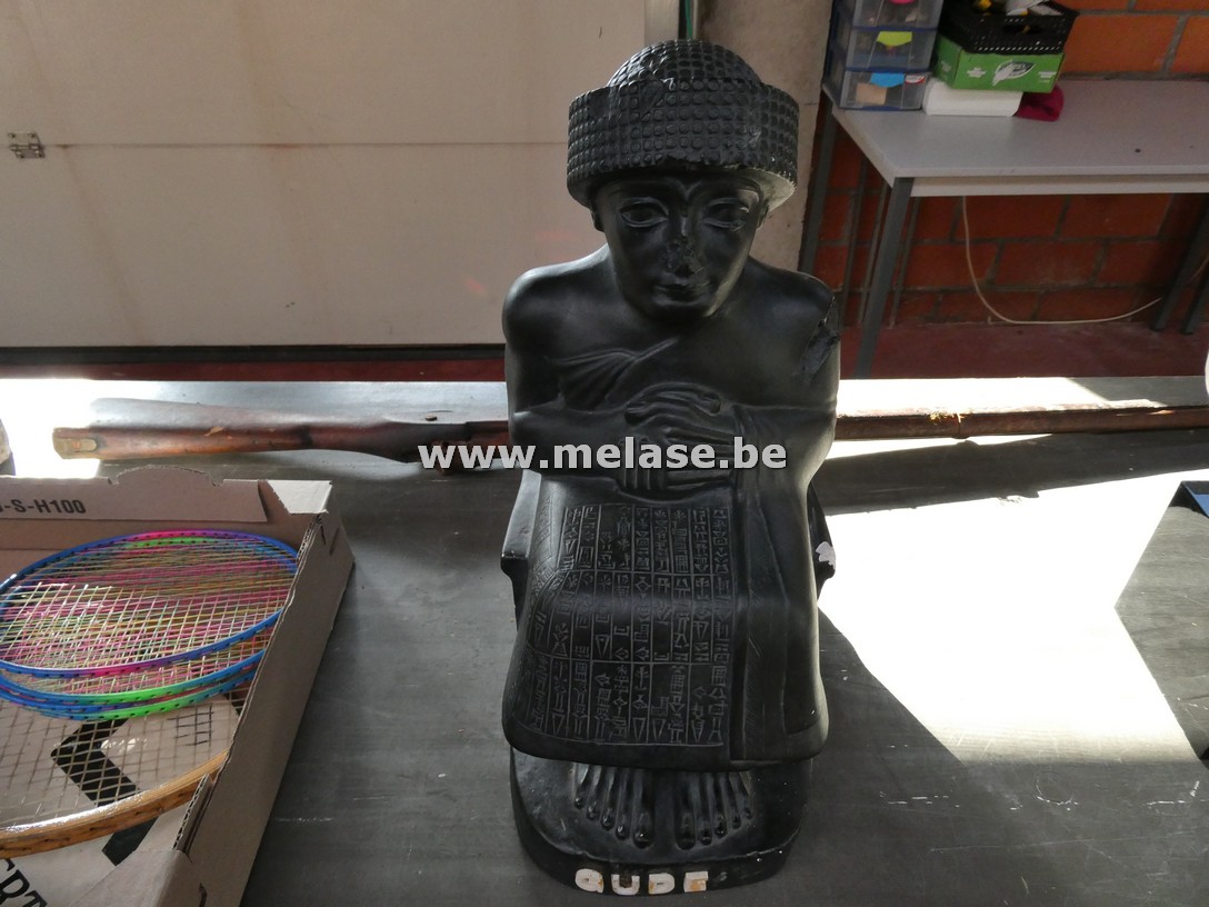 Reproductie van het beroemde standbeeld van "Gudea"