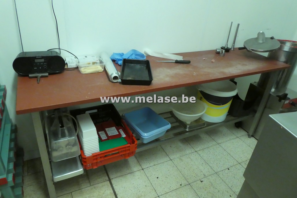 Inox werktafel  met rood blad