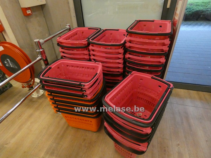 Winkelmandjes met wieltjes + 3 winkelkarretjes