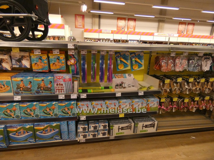 Kinderslippers (+/- 100 paar) - zwembaden (+/- 12 stuks)  en -toebehoren