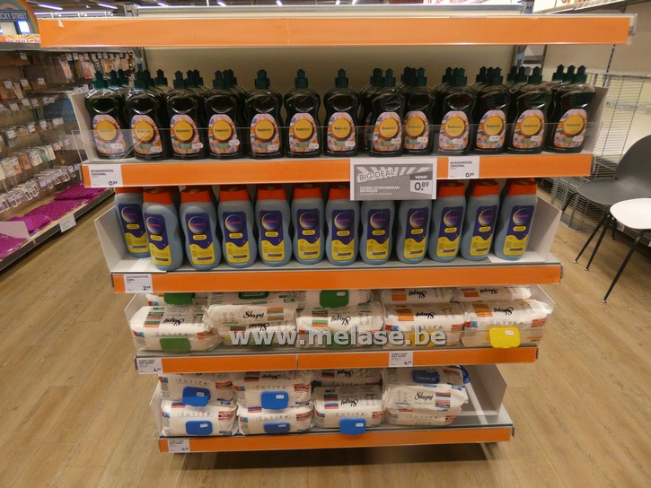 Vazen - tapijten - tafellopers - vochtige doekjes - tuindecoratie ...