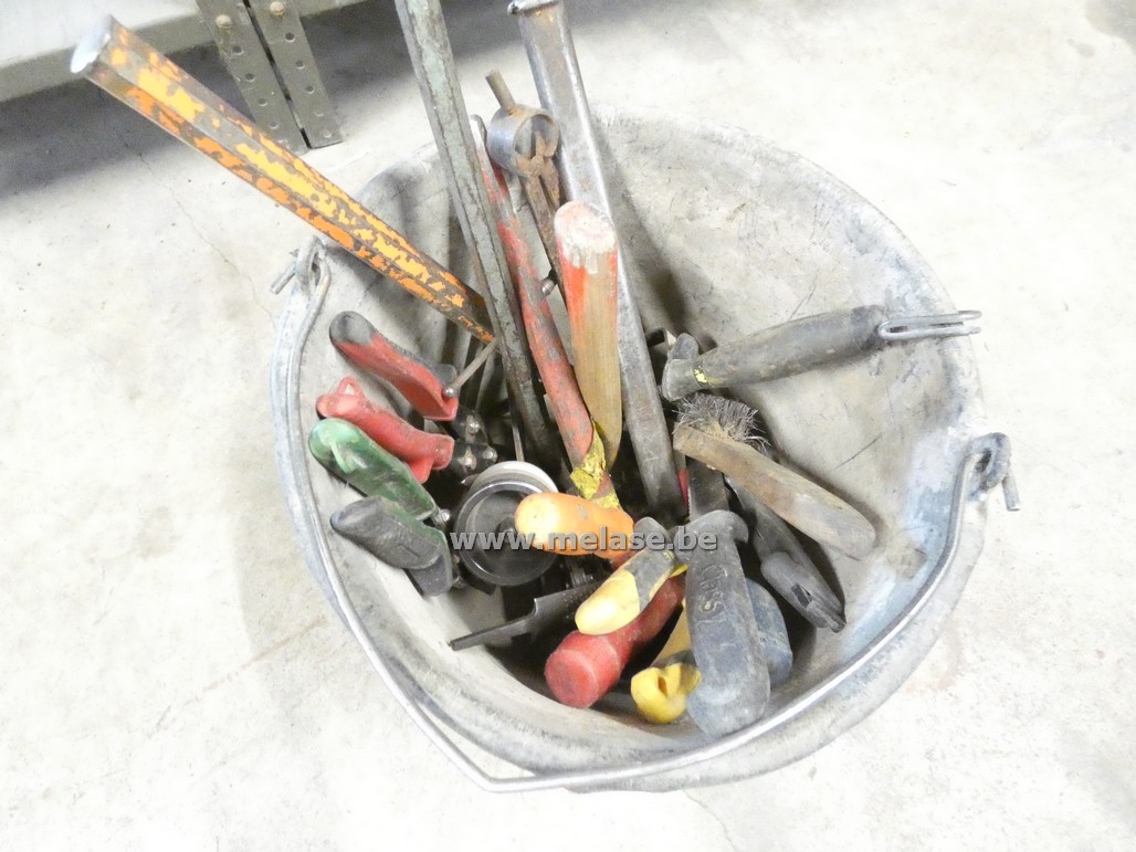 Emmer met klein gereedschap