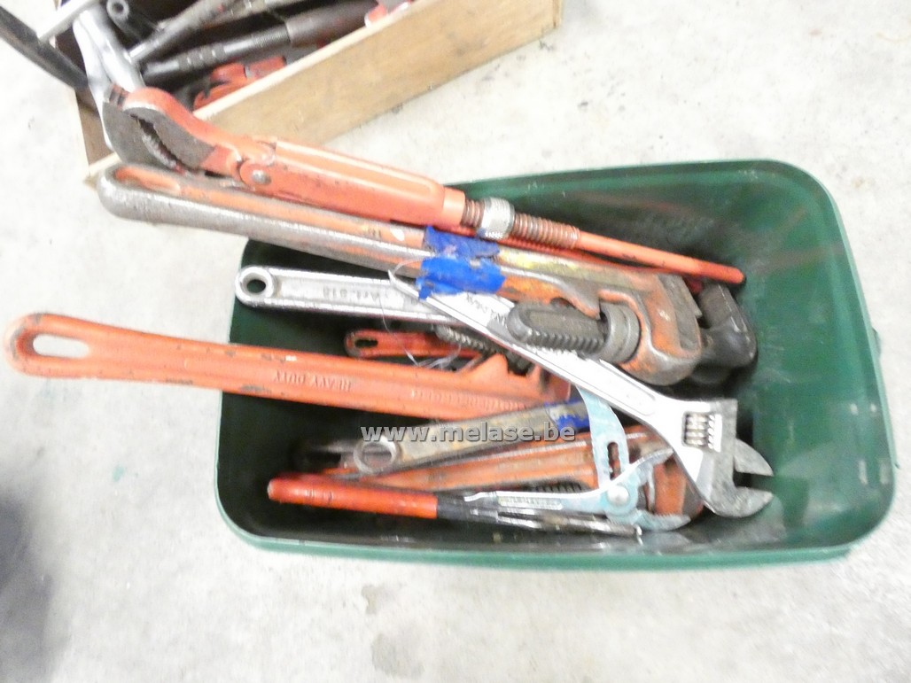 Emmer met klein gereedschap