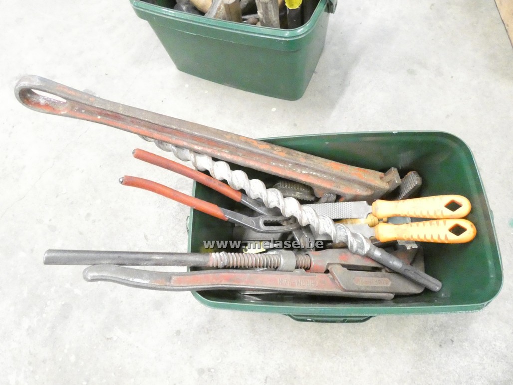 Emmer met klein gereedschap