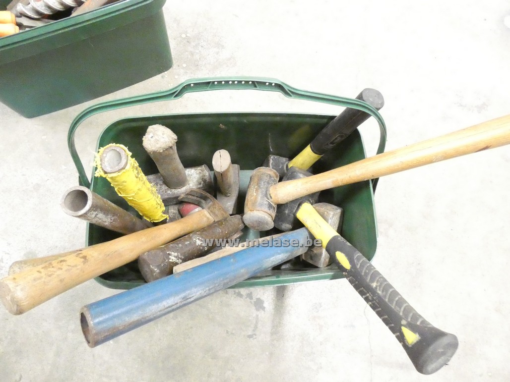 Emmer met klein gereedschap