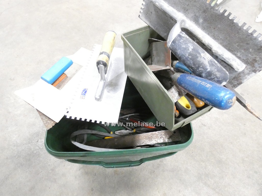 Emmer met klein gereedschap