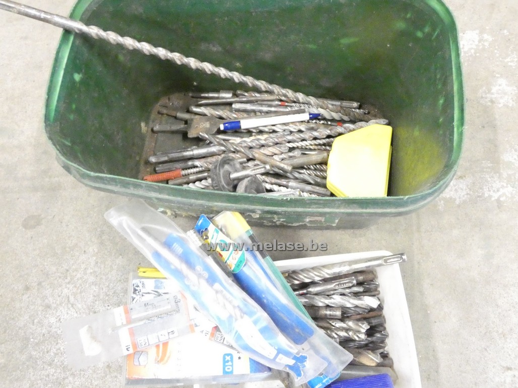 Emmer met klein gereedschap